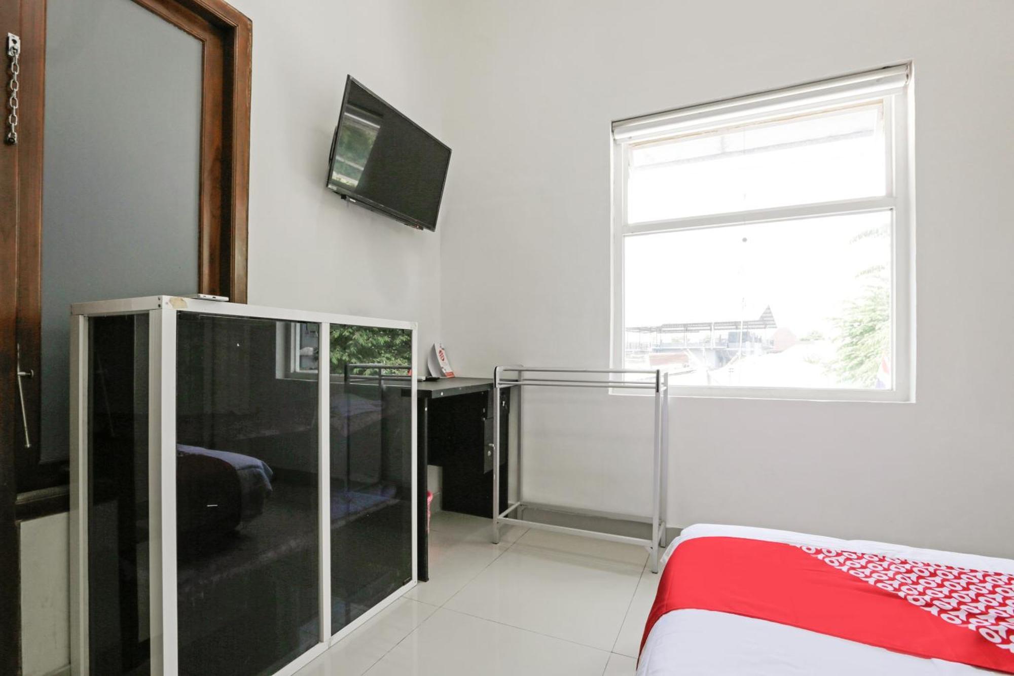 OYO 3838 Tamansari Guest House Surakarta  Bagian luar foto