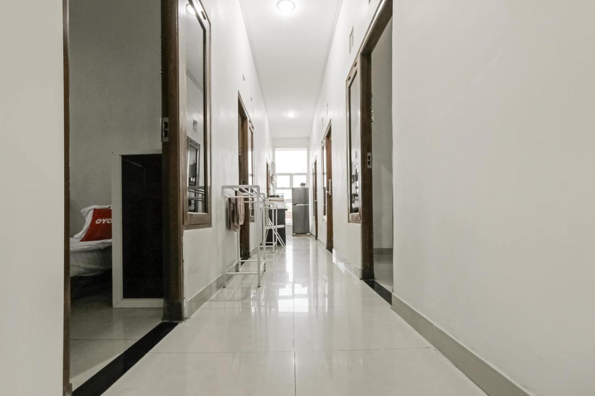 OYO 3838 Tamansari Guest House Surakarta  Bagian luar foto